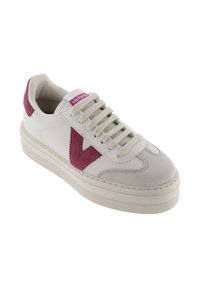 Sneaker bianca con accento in suede color bordeaux, punta tonda, suola piatta e lacci. Presenta un'etichetta logo viola sulla linguetta e cuciture testurizzate.