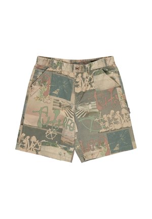 Shorts style patchwork avec motifs abstraits, couleurs atténuées, texte style graffiti, poches frontales, passants pour ceinture et fermeture par bouton.