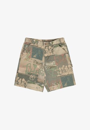 Shorts style patchwork avec motifs abstraits, couleurs atténuées, texte style graffiti, poches frontales, passants pour ceinture et fermeture par bouton.