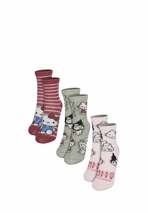 Drei Paar Knöchelsocken mit Hello Kitty und Freunde Designs in pinken Streifen, grau mit Figurenmuster und hellrosa mit Gesichtern und Text.