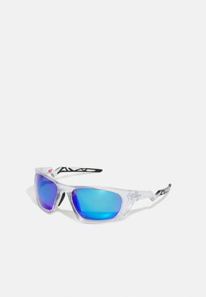 Óculos de sol desportivos com armação transparente, lentes espelhadas em azul e roxo, design angular e detalhes pretos nas hastes.