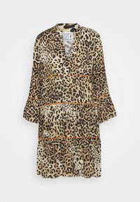 Leopardi-kuosiset mekko kevyestä kankaasta, jossa on V-pääntie, kolme neljäsosaa hihoista, röyhelöhelma ja oranssit yksityiskohdat saumoissa.