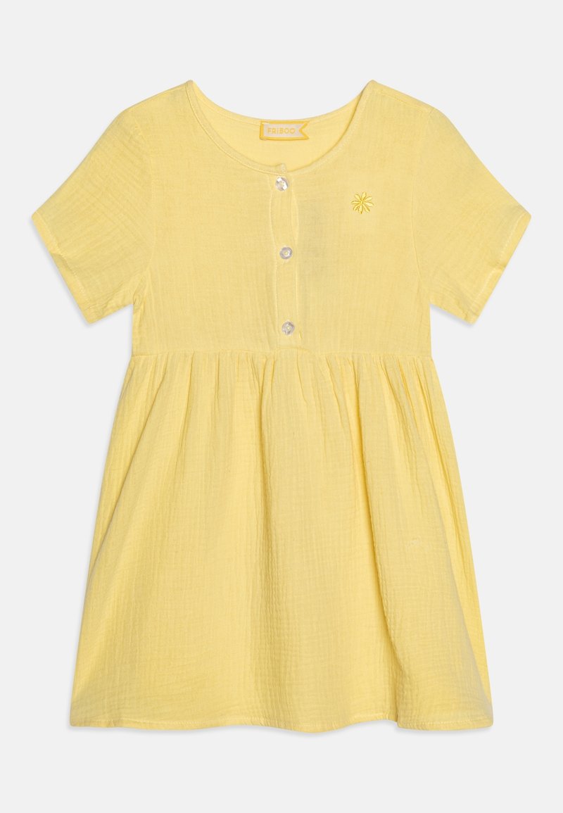 Robe jaune à manches courtes pour tout-petit avec encolure ronde, trois boutons à l'avant, taille froncée et petite fleur brodée sur la poitrine.