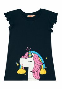 Camiseta azul marino con mangas cortas con volantes, que presenta un gráfico colorido de un unicornio, nubes y estrellas impresas en la parte frontal.