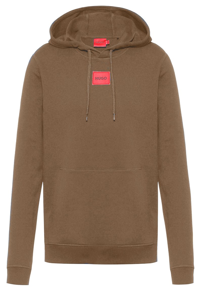Sudadera marrón hecha de un tejido suave, con un bolsillo frontal, capucha con cordones y un logo rectangular rojo de HUGO en el pecho.