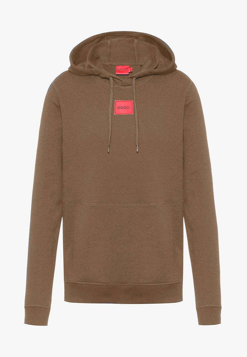 Bruine hoodie van zachte stof, voorzien van een voorzak, een capuchon met trekkoord en een rechthoekig rood HUGO-logo op de borst.