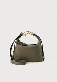 Olivengrøn læderhåndtaske med en glat tekstur, guldfarvet beslag, en aftagelig skulderrem og en karakteristisk lynlås-lukning.