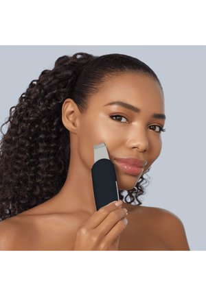 GESKE, MICROCURRENT SKIN SCRUBBER BLACKHEAD REMOVER 9 IN 1 - Hudplejeredskab - black