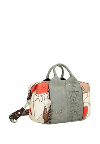 Zwei-Ton-Handtasche mit einem gemusterten, weichen synthetischen Außenmaterial in Rot, Beige und Grau, mit zwei Griffen und einem abnehmbaren Riemen.