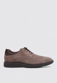 Zapatos de ante marrón con cordones y un diseño elegante, que presentan una textura suave y un acento en el talón de un marrón oscuro contrastante. Suela de goma plana.