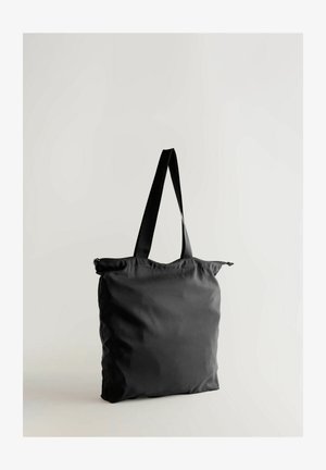 Černá taška typu tote z měkké texturované látky, vybavená dvěma dlouhými, plochými držadly a zipem na vrchu. Jednoduchý, obdélníkový design.