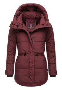Burgundy puffjacka med huva, dragsko i midjan, dragkedja och knappstängning, ribbade ärmslut och kviltad textur. Logotyp synlig inuti kragen.