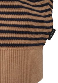 Gestreifter, getönter und marineblauer Strickstoff mit gerippter Textur. Ein schwarzes Etikett mit "bugatti" ist an der Seite sichtbar. Runde untere Kante.