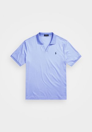 Polo à manches courtes bleu clair avec col ouvert et petit logo brodé foncé sur la poitrine gauche, posé à plat sur fond blanc.