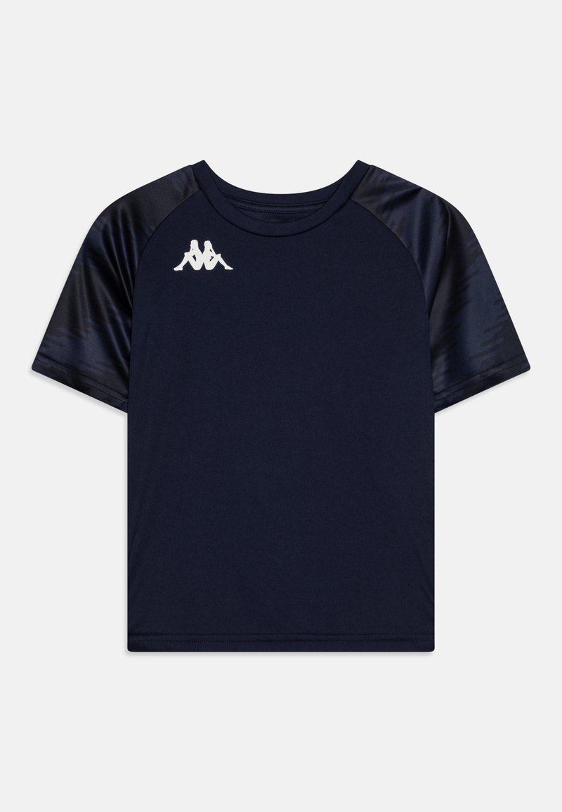 Námorníckomodrá tričko s krátkym rukávom s lesklými čiernymi raglánovými rukávmi a bielym logom na hrudi. Hladká tkanina s neformálnym dizajnom.