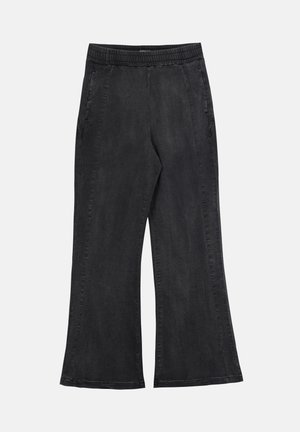 Črne široke hlače z elastičnim pasom in stranskimi žepi, narejene iz mehke tkanine, zasnovane za priložnostno nošenje.