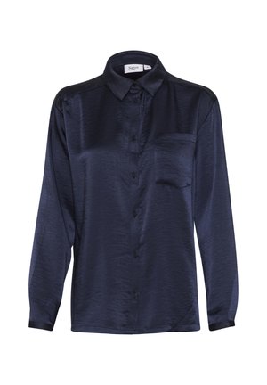 Blusa in satin blu navy con maniche lunghe, chiusura con bottoni, colletto e tasca sul petto. Presenta una texture liscia e una finitura leggermente lucida.