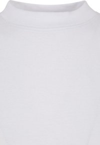 Chemise blanche en coton à col montant avec coutures visibles autour du col, texture unie et sans motifs ni logos apparents.