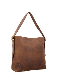 Brązowa skórzana torba na ramię z regulowanym paskiem, mosiężną klamrą i małymi metalowymi ćwiekami w dolnych rogach na białym tle.