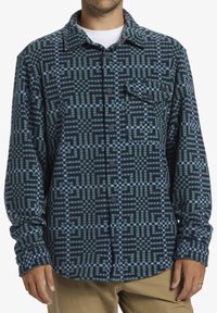 Knoop-up flanellen overhemd met een blauw-groen geometrisch patroon. Bevat lange mouwen, een borstzak en een kraag. Gemaakt van zachte stof.