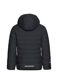Chaqueta acolchada negra con capucha, que presenta secciones acolchadas horizontales, una textura suave y detalles reflectantes en las mangas y el dobladillo.