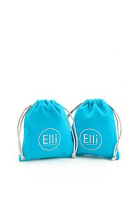 Dva tirkizna ručna torbica izrađena od mekog materijala. Svaka ima bijeli kružni logotip s natpisom "Elli" i "by Julie & Grace."