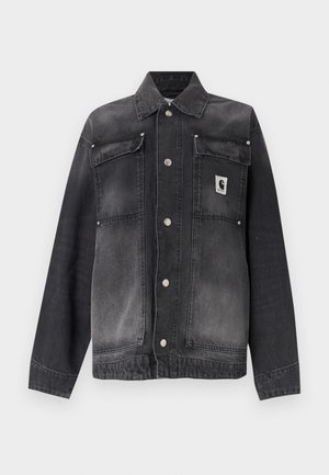 Černá vybledlá džínová bunda s knoflíkovým zapínáním, dvěma náprsními kapsami s klopami, dlouhými rukávy a malou bílou značkovou nášivkou na levé náprsní kapse.