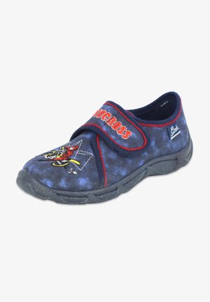 Donkerblauwe stoffen schoen met rode accenten, voorzien van een verstelbaar klittenband en een geborduurd ontwerp van een figuur in actie aan de voorkant.