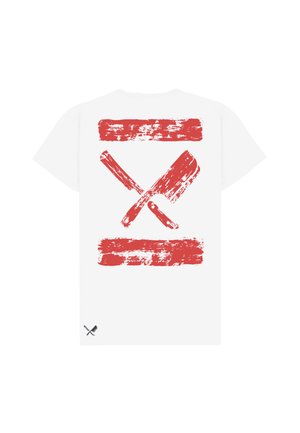 Camiseta blanca con un gráfico rojo desgastado de un cuchillo y un cuchillo de carnicero cruzados centrados entre dos barras horizontales en la parte trasera.