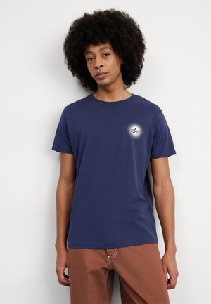 Marineblaue Baumwoll-T-Shirt mit kurzen Ärmeln, Rundhalsausschnitt und kreisförmigem Grafikmuster auf der linken Brust. Angenehme Textur und lässige Passform.
