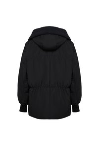 Zwarte pufferjack met een capuchon, voorzien van een gevoerde kraag, elastische manchetten en een gathered taille voor een getailleerde pasvorm. Soepele textuur.