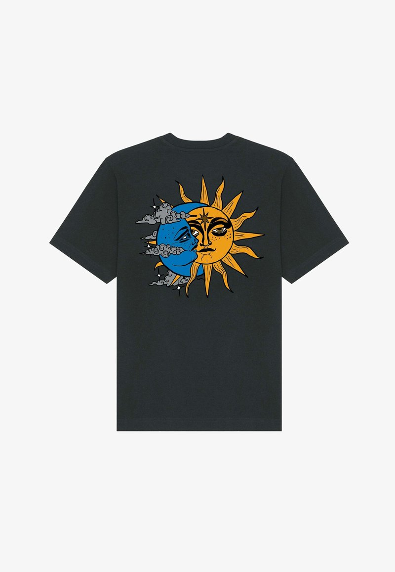 T-shirt noir avec un graphique d'une lune bleue entourée de nuages et d'un soleil orange avec des rayons, tous deux centrés au dos.