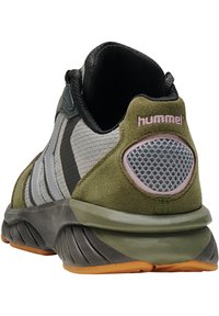 Hummel-sneaker med ett överdel i grå, silver och olivgrön mesh, mockadetaljer och en texturerad gummisula med orange detaljer.