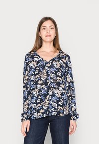 Blusa de manga longa com fundo azul-marinho e padrões florais em azul claro e bege. Decote em V com mangas franzidas, tecido suave.