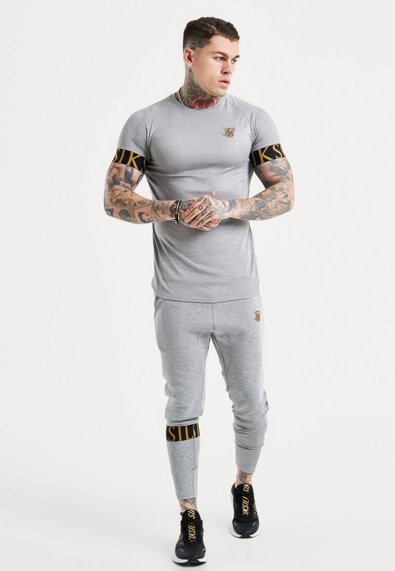 Herren T-Shirts basic | SIKSILK DYNAMIC TECH T-Shirt print grey marl/grau-meliert - DS82762 Herren T-Shirts basic | SIKSILK DYNAMIC TECH T-Shirt print grey marl/grau-meliert - DS82762