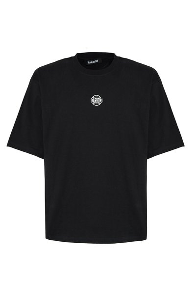 Camiseta negra de algodón, con cuello redondo, mangas cortas y un logotipo circular blanco en el pecho. Diseño simple y de corte cuadrado.
