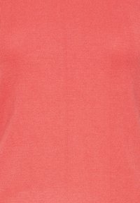 Tissu en maille côtelée corail avec une texture lisse, présentant un motif homogène sur toute la surface. Matière douce et extensible, idéale pour divers vêtements.