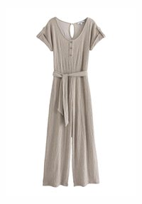 Jumpsuit beige con texture, maniche corte, schiena a occhiello, fronte con tre bottoni e cintura abbinata da annodare in vita. Design a gamba larga.