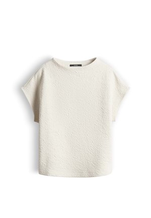 Off-white textuur korte mouw top met een brede ronde halslijn en een rechte zoom, weergegeven op een witte achtergrond.