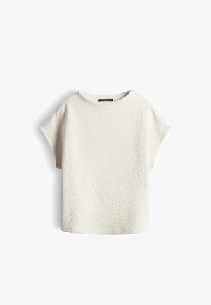 Off-white textuur korte mouw top met een brede ronde halslijn en een rechte zoom, weergegeven op een witte achtergrond.