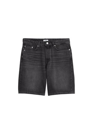 Short en denim noir avec bouton et fermeture éclair à l’avant, cinq poches et détails subtilement délavés.