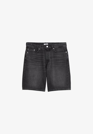 Short en denim noir avec bouton et fermeture éclair à l’avant, cinq poches et détails subtilement délavés.