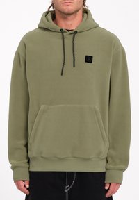 Olijfgroene fleece hoodie met een kangoeroe zak, verstelbare zwarte trekkoorden en een klein zwart logo op de borst.
