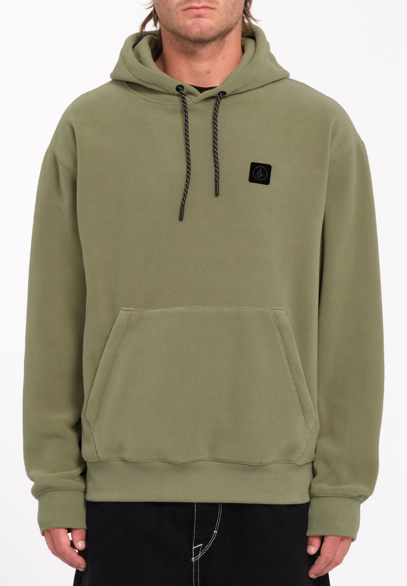 Olivgrüner Fleece-Hoodie mit einer Kängurutasche, verstellbaren schwarzen Kordeln und einem kleinen schwarzen Logopatch auf der Brust.
