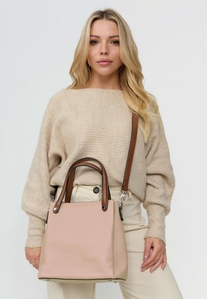 Roze handtas met textuur, voorzien van brown leren handvatten en een verstelbare schouderriem. Kenmerkt zich door metalen accenten en een gestructureerd ontwerp.