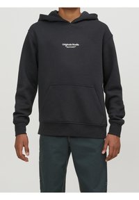 Svart huvtröja i bomullsmaterial, med en framficka och vit textlogotyp "Originals Studio" på bröstet.