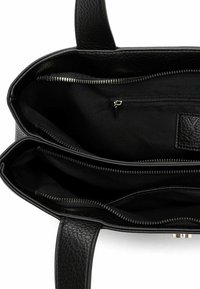 Bolso tote de cuero negro con dos compartimentos con cremallera y un divisor central. Exterior texturizado, forro interior de tela negra suave. Herrajes plateados.