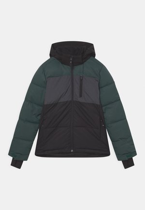 Kurtka puchowa w kolorze zielonym, czarnym i szarym. Z kapturem, z zamkiem błyskawicznym, z kieszenią na piersi i ściągaczami rękawów. Wypełniona i z detalami izolacyjnymi.