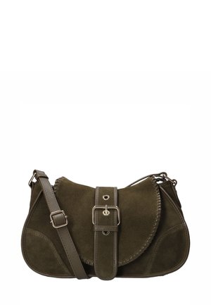 Sac à épaule en daim vert olive avec une forme arrondie, des coutures décoratives et un détail de sangle à boucle à l'avant. Sangle réglable incluse.