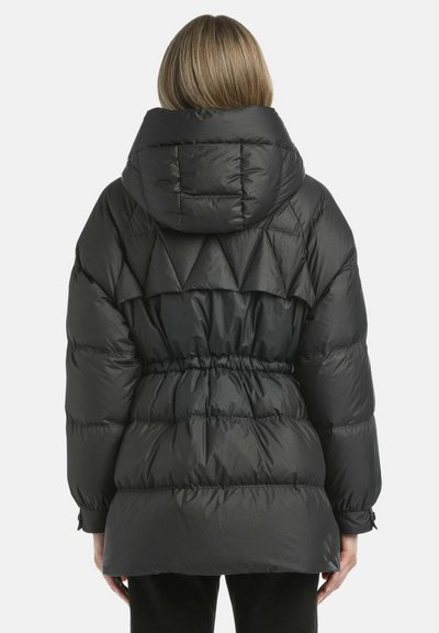 Črna puffer jakna s kapuco, zategnjeno pasom, prešita vzorec in elastičnimi manšetami. Gladka tekstura in dolžina do kolen.